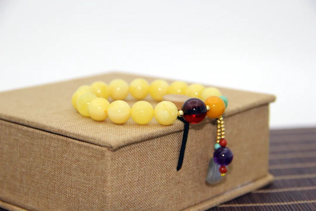 天然琥珀里的蜜蜡,天然琥珀蜜蜡是什么样的