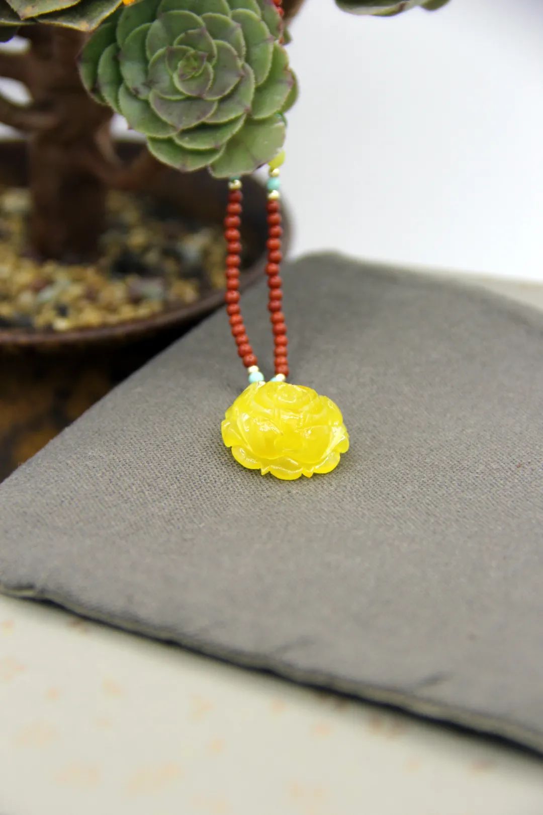 天然琥珀里的蜜蜡,天然琥珀蜜蜡是什么样的