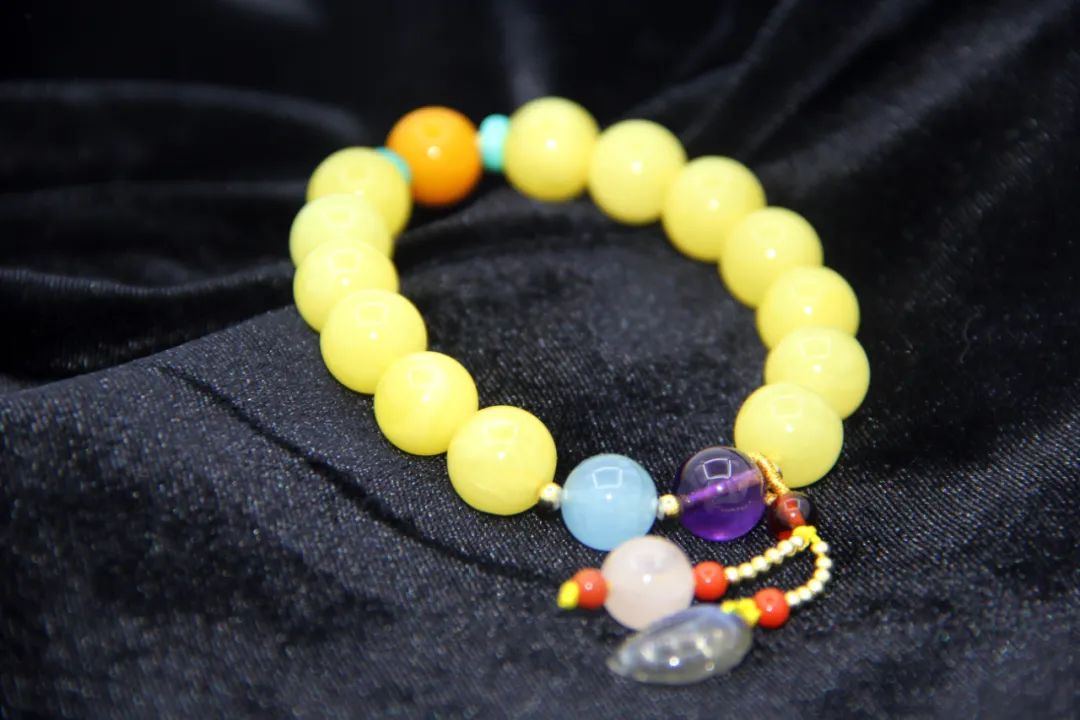 天然琥珀里的蜜蜡,天然琥珀蜜蜡是什么样的