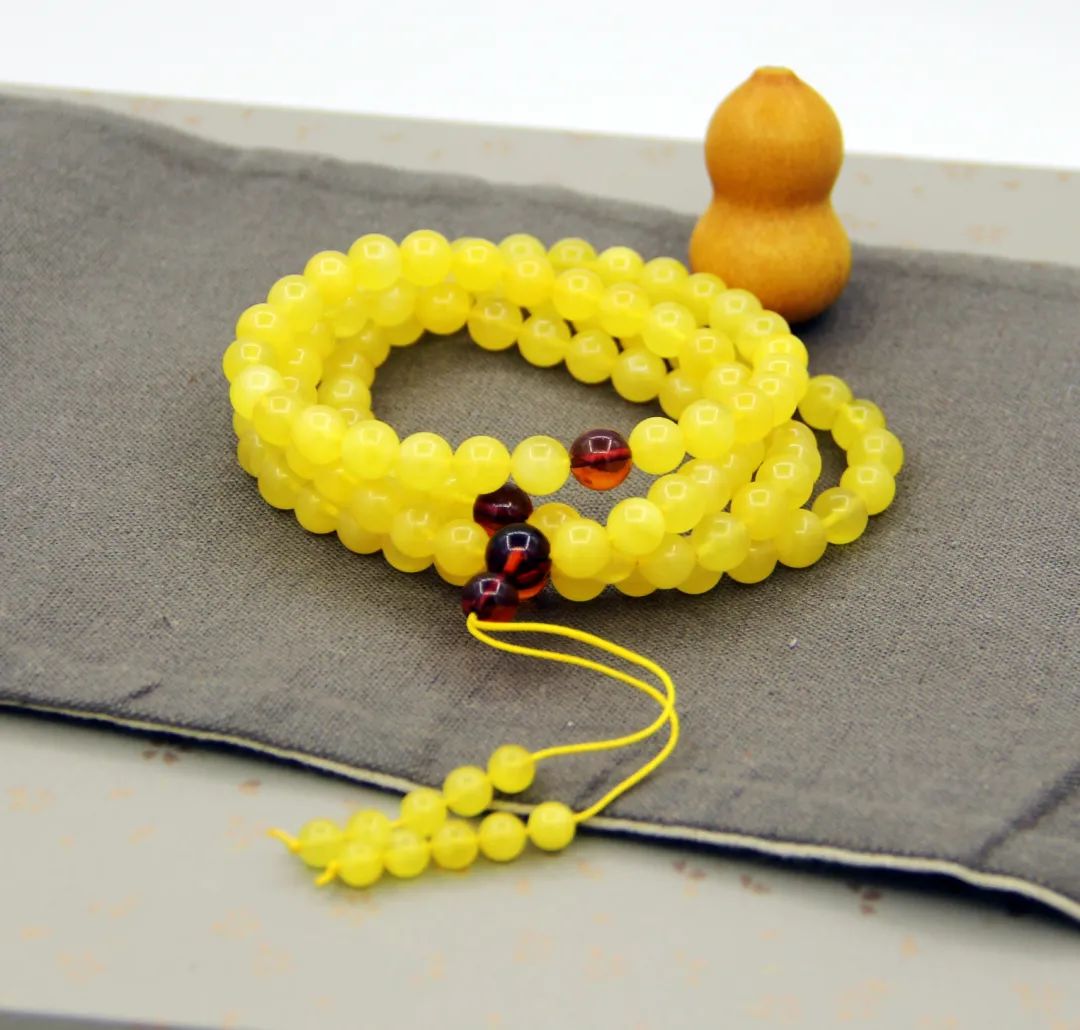 天然琥珀里的蜜蜡,天然琥珀蜜蜡是什么样的