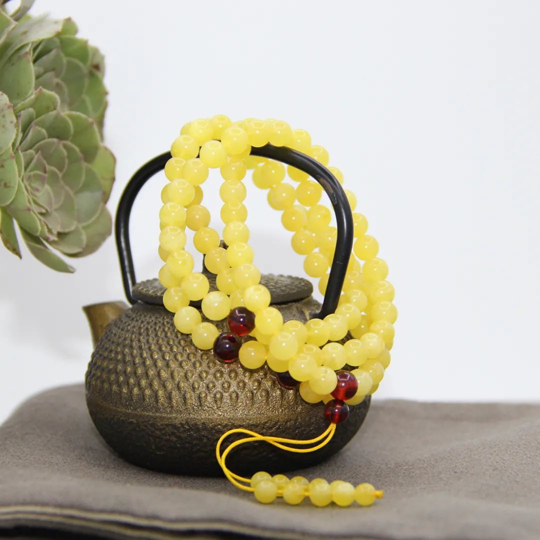 天然琥珀里的蜜蜡,天然琥珀蜜蜡是什么样的