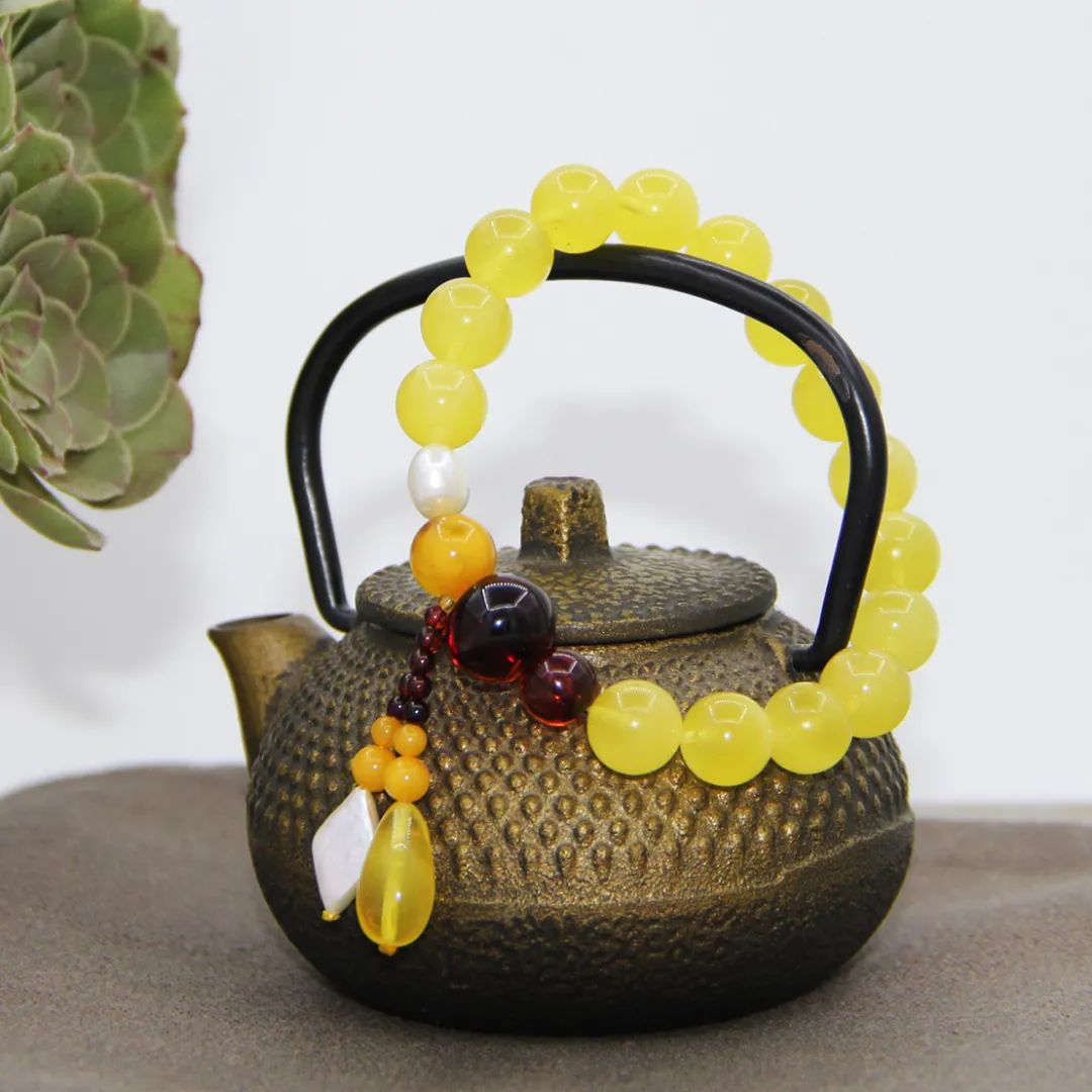 天然琥珀里的蜜蜡,天然琥珀蜜蜡是什么样的