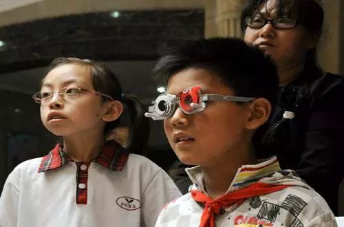 蓝光眼镜能防止小孩看手机,孩子爱看手机戴个防蓝光眼镜