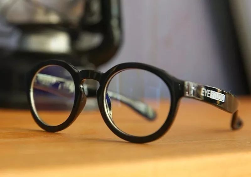 蓝光眼镜能防止小孩看手机,孩子爱看手机戴个防蓝光眼镜