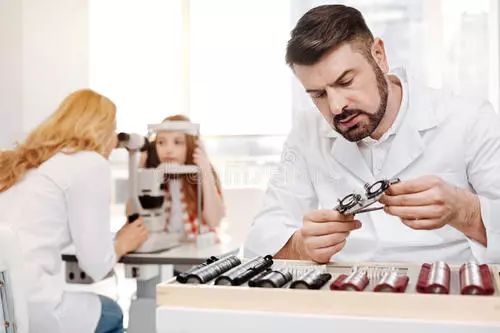 蓝光眼镜能防止小孩看手机,孩子爱看手机戴个防蓝光眼镜