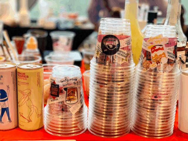 跟着小人物创意快闪打卡15家广州深圳咖啡店，1元换购燕麦奶+限量英伦奶瓶