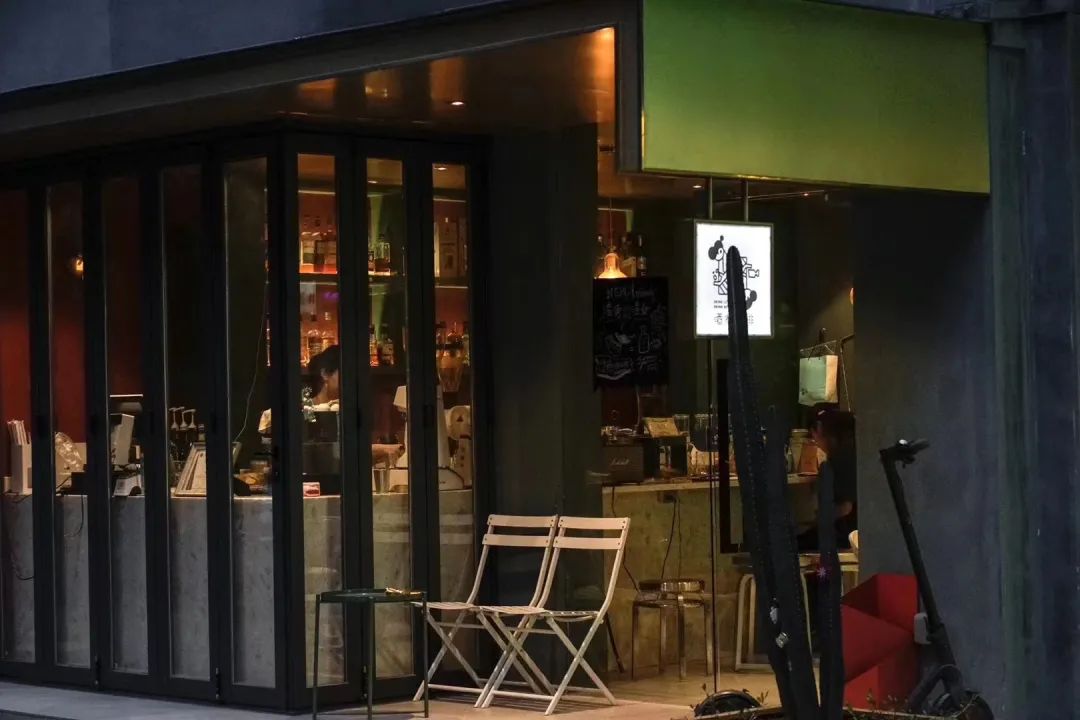 跟着小人物创意快闪打卡15家广州深圳咖啡店，1元换购燕麦奶+限量英伦奶瓶