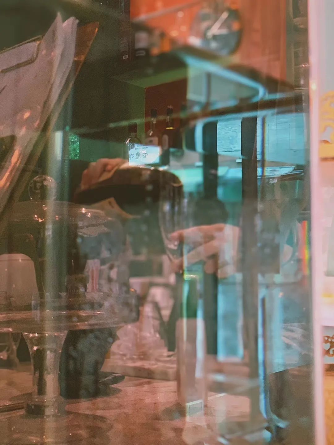 跟着小人物创意快闪打卡15家广州深圳咖啡店，1元换购燕麦奶+限量英伦奶瓶