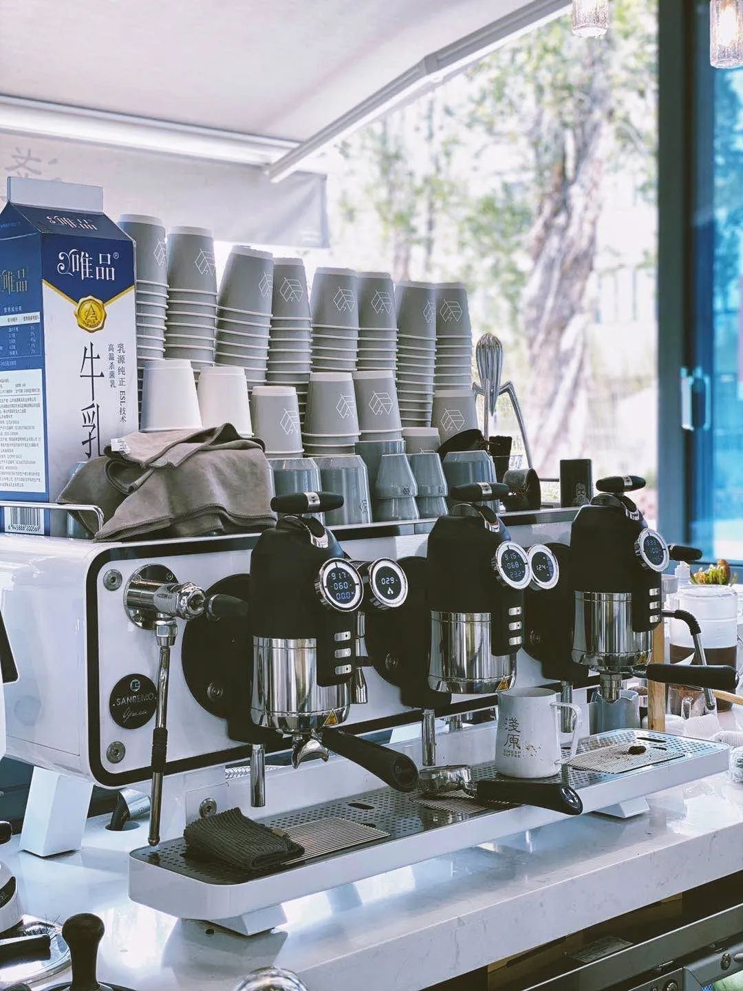 跟着小人物创意快闪打卡15家广州深圳咖啡店，1元换购燕麦奶+限量英伦奶瓶