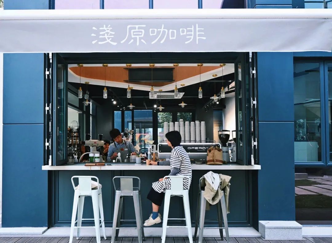 跟着小人物创意快闪打卡15家广州深圳咖啡店，1元换购燕麦奶+限量英伦奶瓶