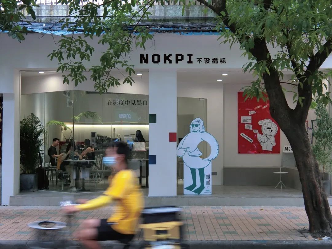 跟着小人物创意快闪打卡15家广州深圳咖啡店，1元换购燕麦奶+限量英伦奶瓶