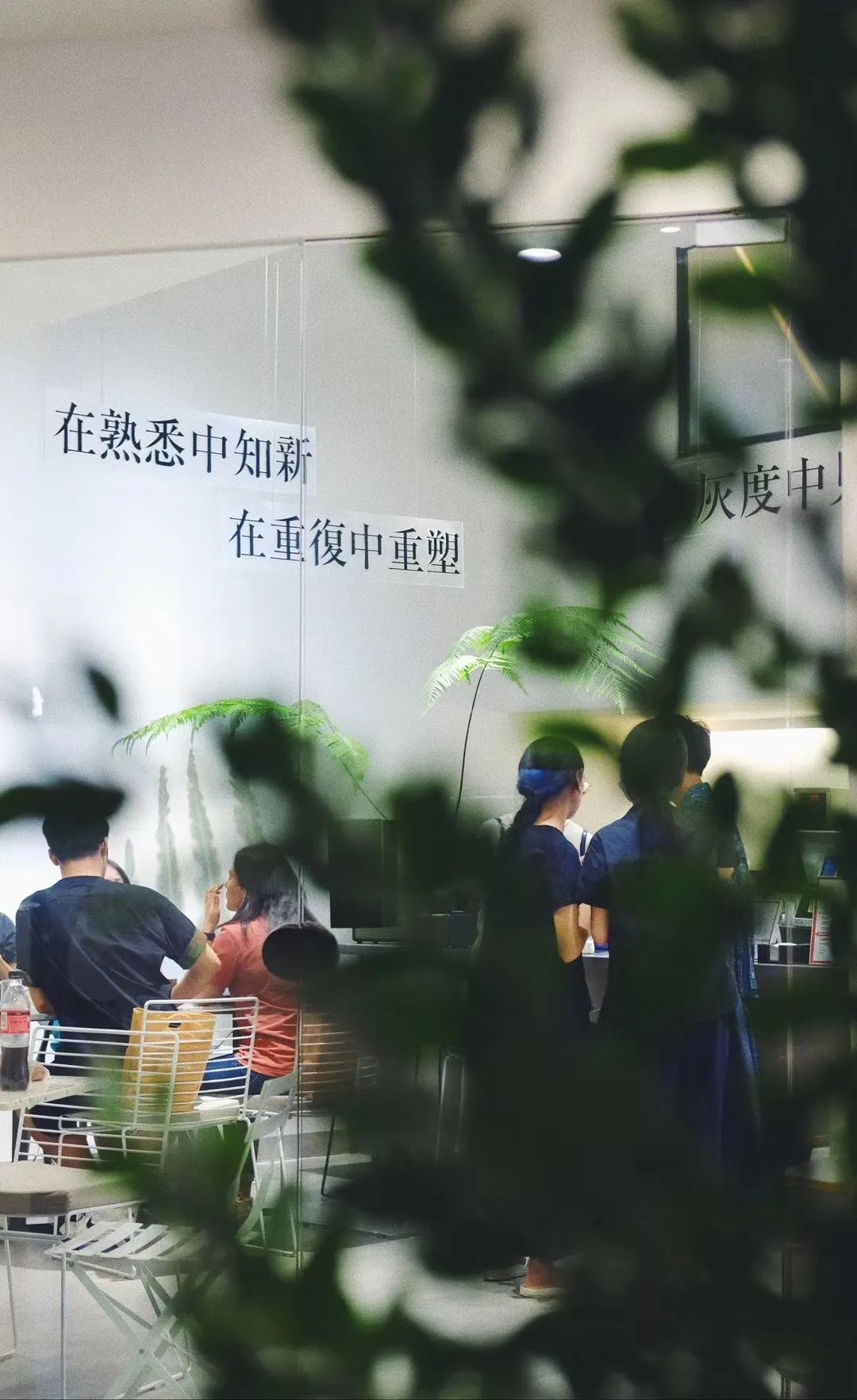 跟着小人物创意快闪打卡15家广州深圳咖啡店，1元换购燕麦奶+限量英伦奶瓶