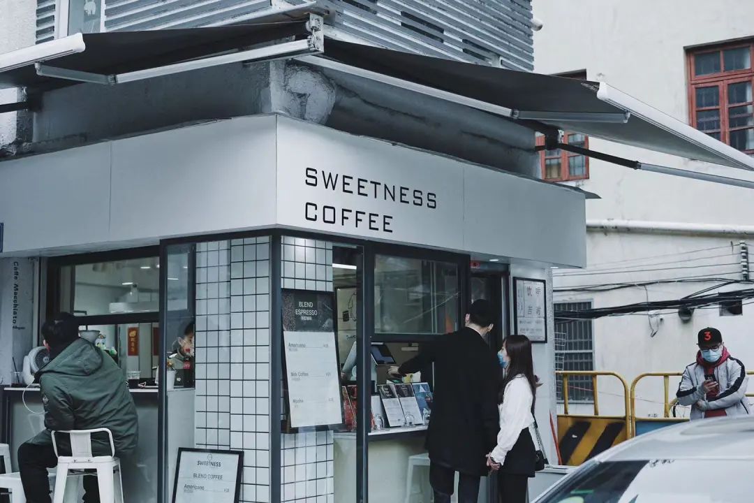 跟着小人物创意快闪打卡15家广州深圳咖啡店，1元换购燕麦奶+限量英伦奶瓶