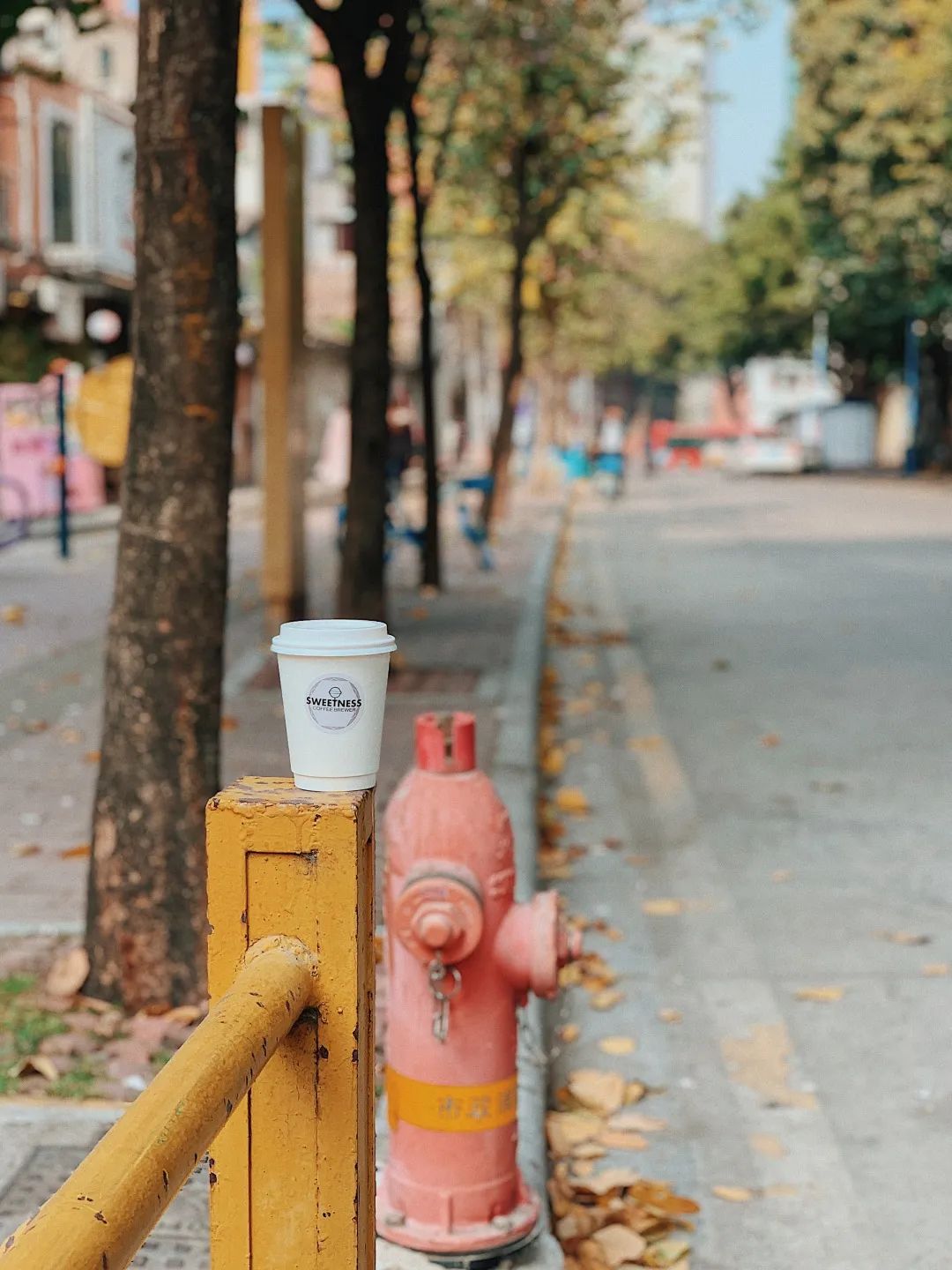 跟着小人物创意快闪打卡15家广州深圳咖啡店，1元换购燕麦奶+限量英伦奶瓶