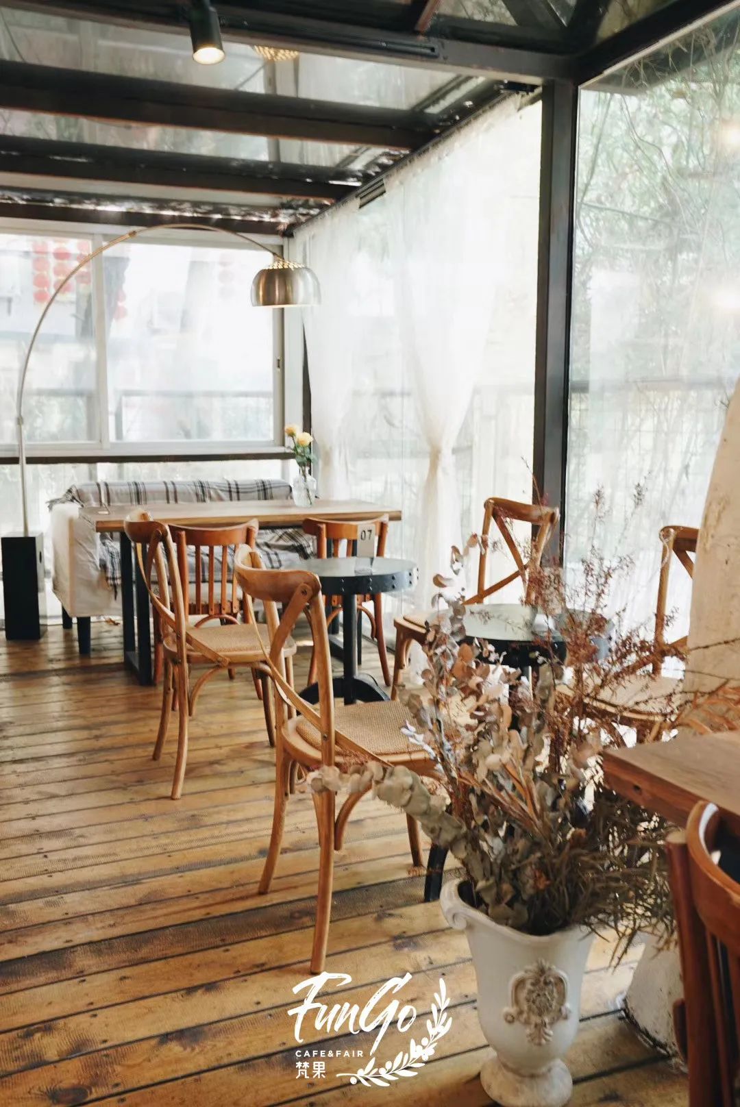 跟着小人物创意快闪打卡15家广州深圳咖啡店，1元换购燕麦奶+限量英伦奶瓶