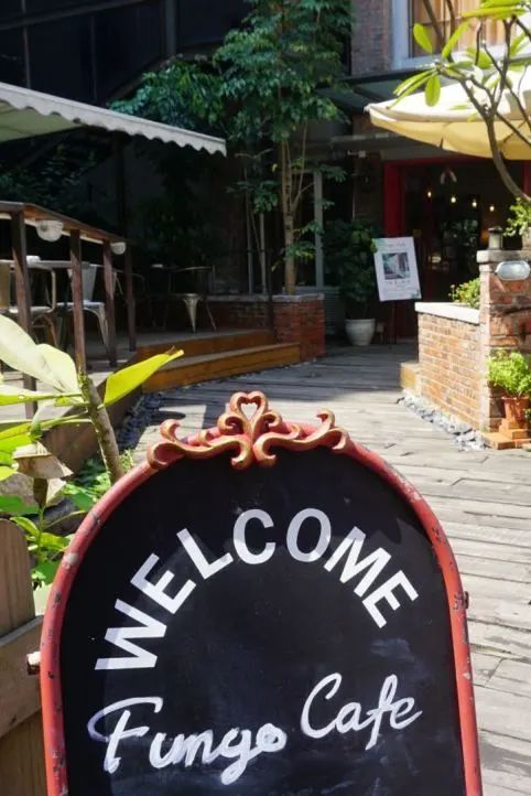 跟着小人物创意快闪打卡15家广州深圳咖啡店，1元换购燕麦奶+限量英伦奶瓶