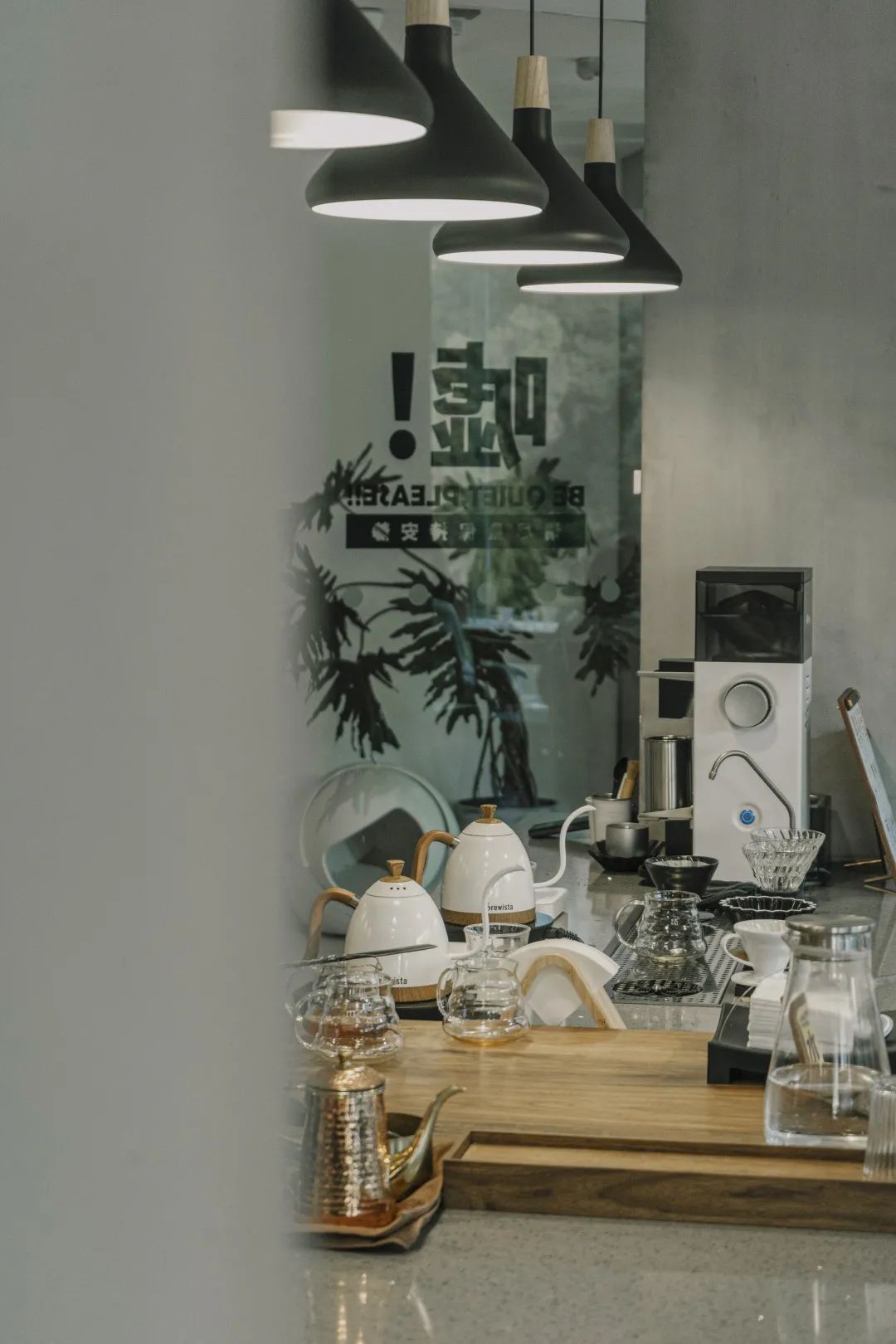 跟着小人物创意快闪打卡15家广州深圳咖啡店，1元换购燕麦奶+限量英伦奶瓶