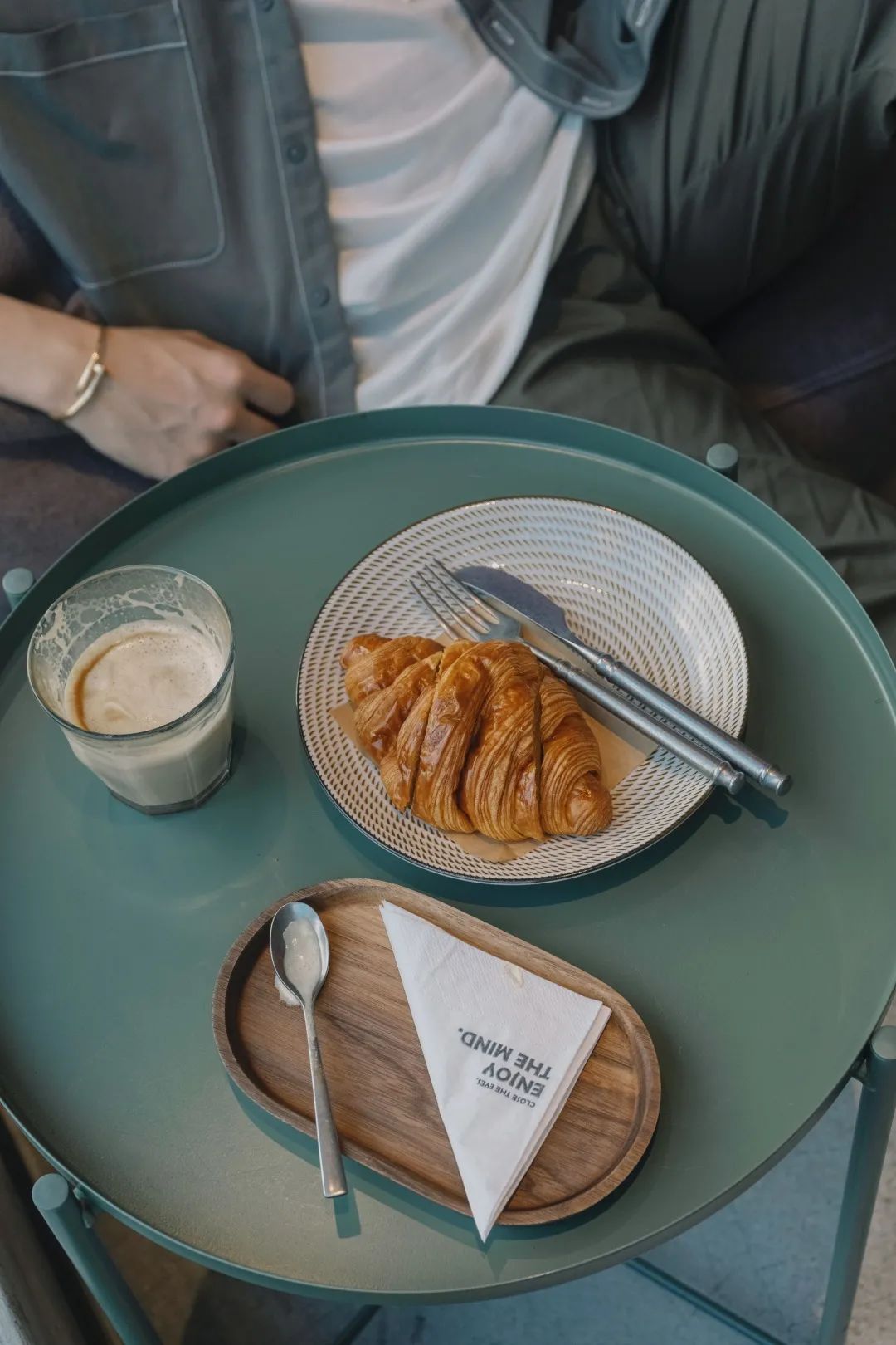 跟着小人物创意快闪打卡15家广州深圳咖啡店，1元换购燕麦奶+限量英伦奶瓶