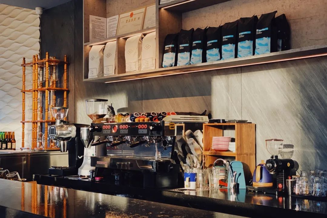 跟着小人物创意快闪打卡15家广州深圳咖啡店，1元换购燕麦奶+限量英伦奶瓶