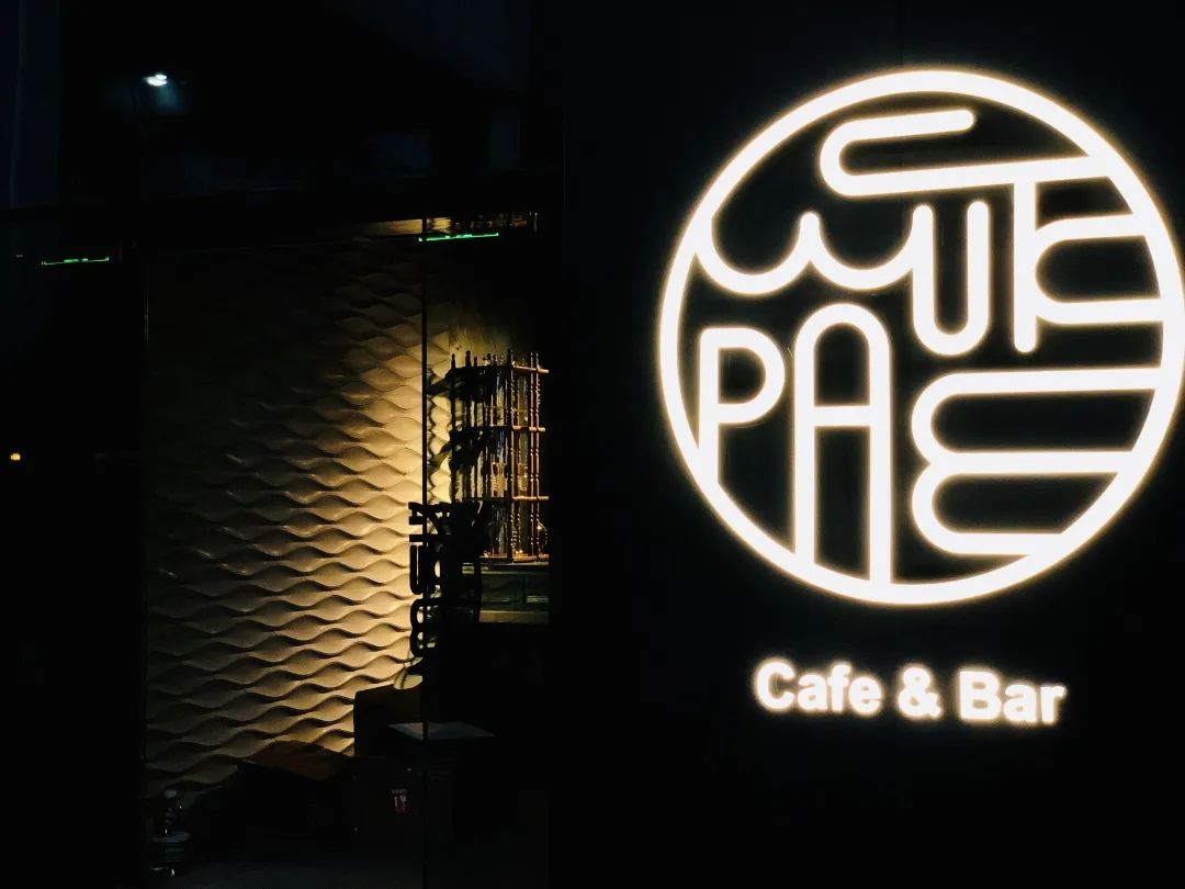 跟着小人物创意快闪打卡15家广州深圳咖啡店，1元换购燕麦奶+限量英伦奶瓶