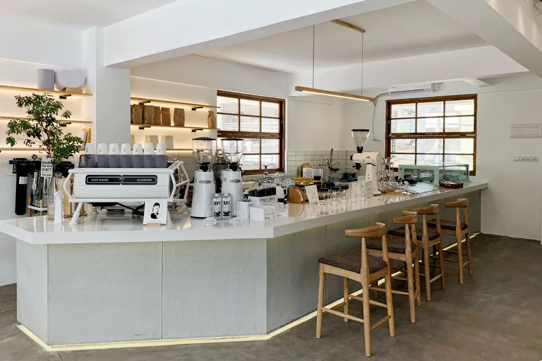 跟着小人物创意快闪打卡15家广州深圳咖啡店，1元换购燕麦奶+限量英伦奶瓶