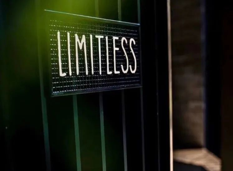 跟着小人物创意快闪打卡15家广州深圳咖啡店，1元换购燕麦奶+限量英伦奶瓶