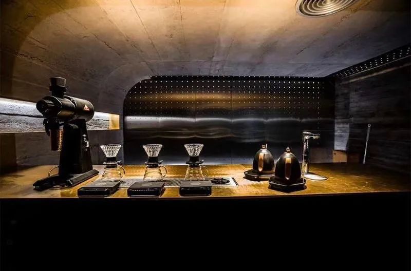 跟着小人物创意快闪打卡15家广州深圳咖啡店，1元换购燕麦奶+限量英伦奶瓶