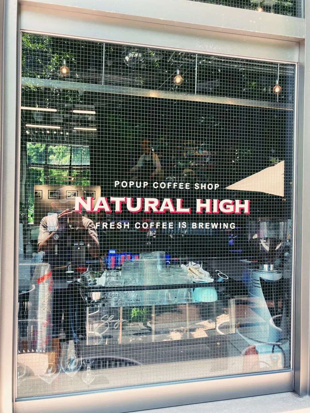 跟着小人物创意快闪打卡15家广州深圳咖啡店，1元换购燕麦奶+限量英伦奶瓶