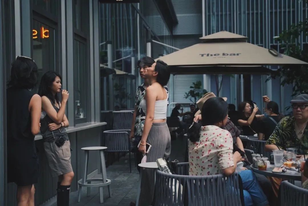 跟着小人物创意快闪打卡15家广州深圳咖啡店，1元换购燕麦奶+限量英伦奶瓶