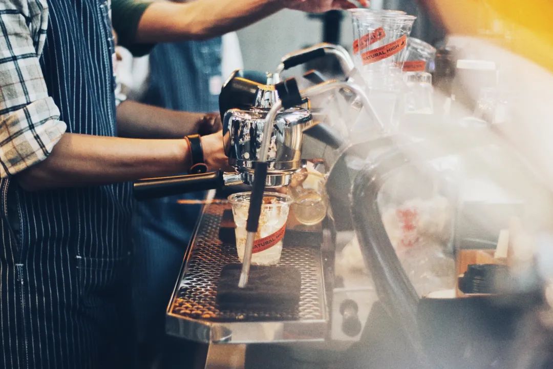 跟着小人物创意快闪打卡15家广州深圳咖啡店，1元换购燕麦奶+限量英伦奶瓶