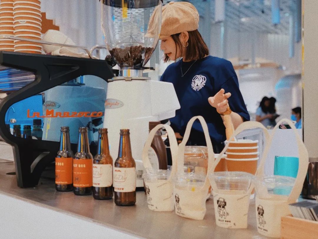 跟着小人物创意快闪打卡15家广州深圳咖啡店，1元换购燕麦奶+限量英伦奶瓶