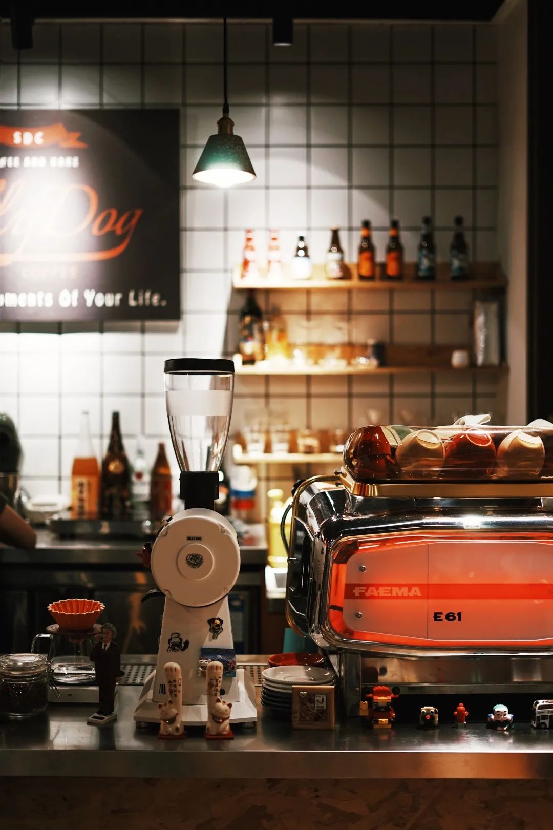 跟着小人物创意快闪打卡15家广州深圳咖啡店，1元换购燕麦奶+限量英伦奶瓶