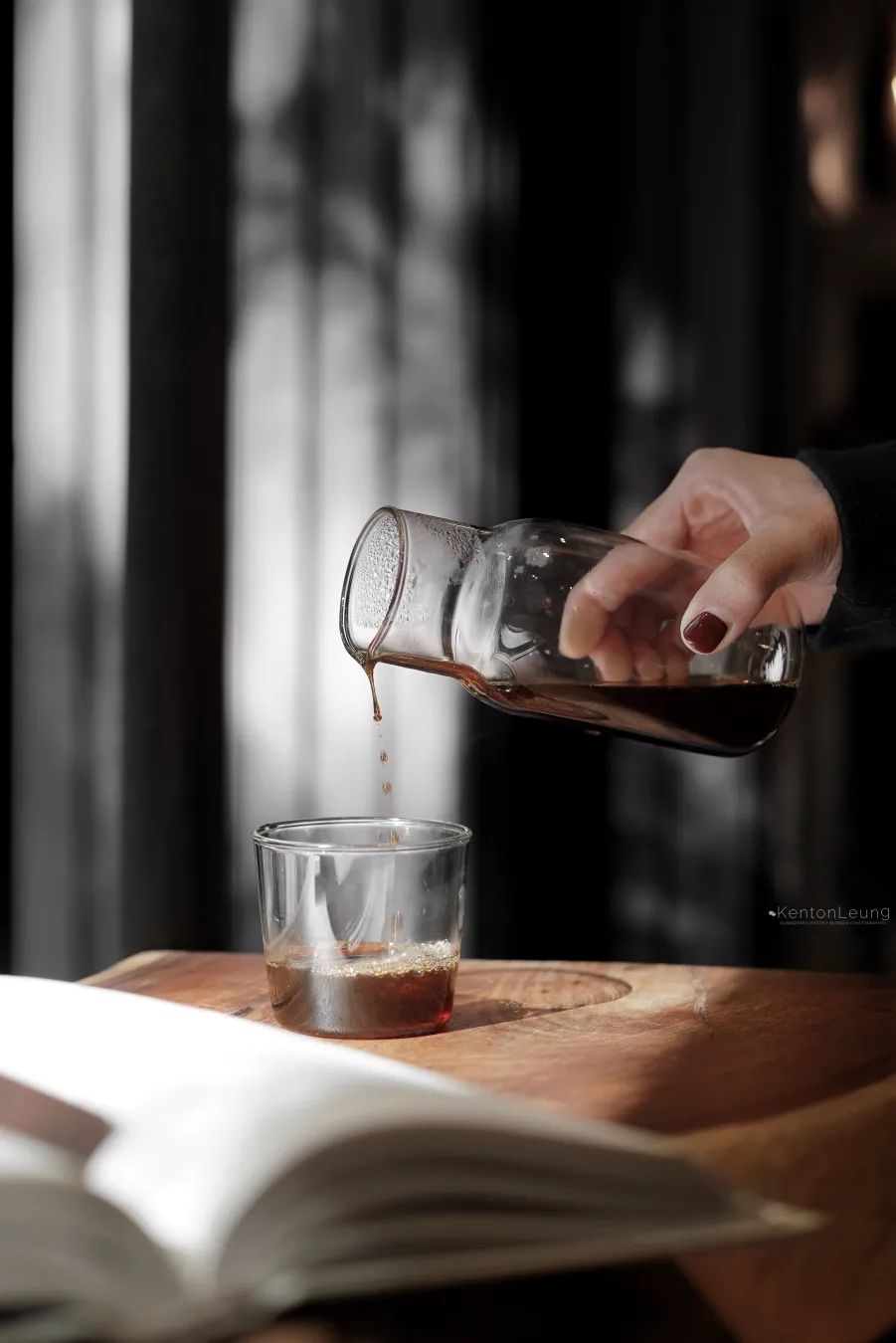 跟着小人物创意快闪打卡15家广州深圳咖啡店，1元换购燕麦奶+限量英伦奶瓶