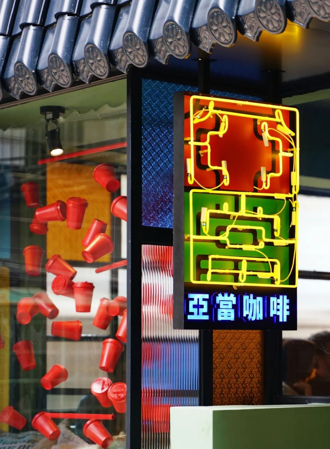 跟着小人物创意快闪打卡15家广州深圳咖啡店，1元换购燕麦奶+限量英伦奶瓶