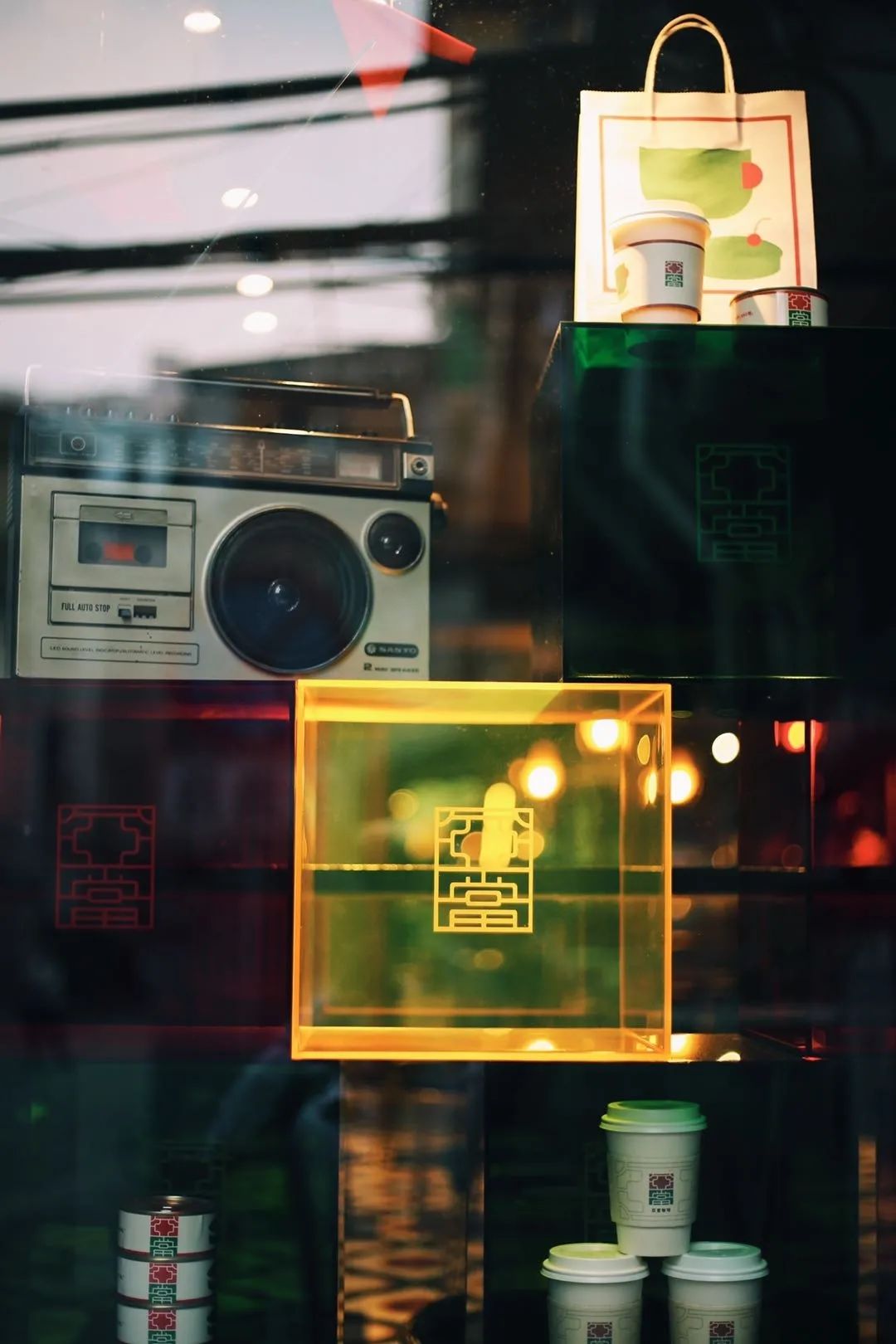 跟着小人物创意快闪打卡15家广州深圳咖啡店，1元换购燕麦奶+限量英伦奶瓶