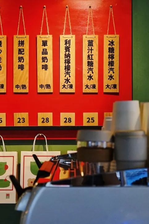 跟着小人物创意快闪打卡15家广州深圳咖啡店，1元换购燕麦奶+限量英伦奶瓶