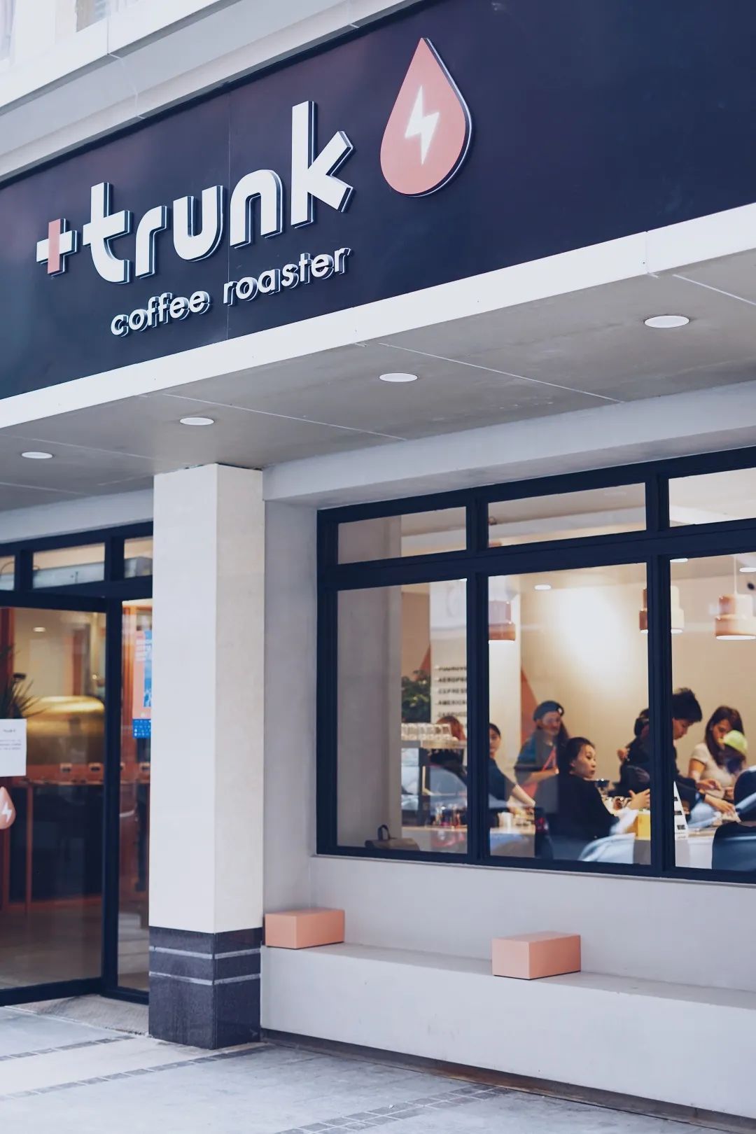 跟着小人物创意快闪打卡15家广州深圳咖啡店，1元换购燕麦奶+限量英伦奶瓶