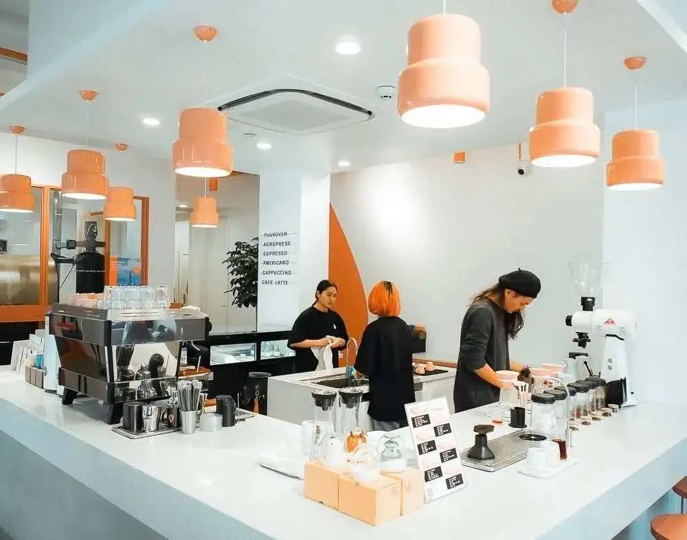 跟着小人物创意快闪打卡15家广州深圳咖啡店，1元换购燕麦奶+限量英伦奶瓶