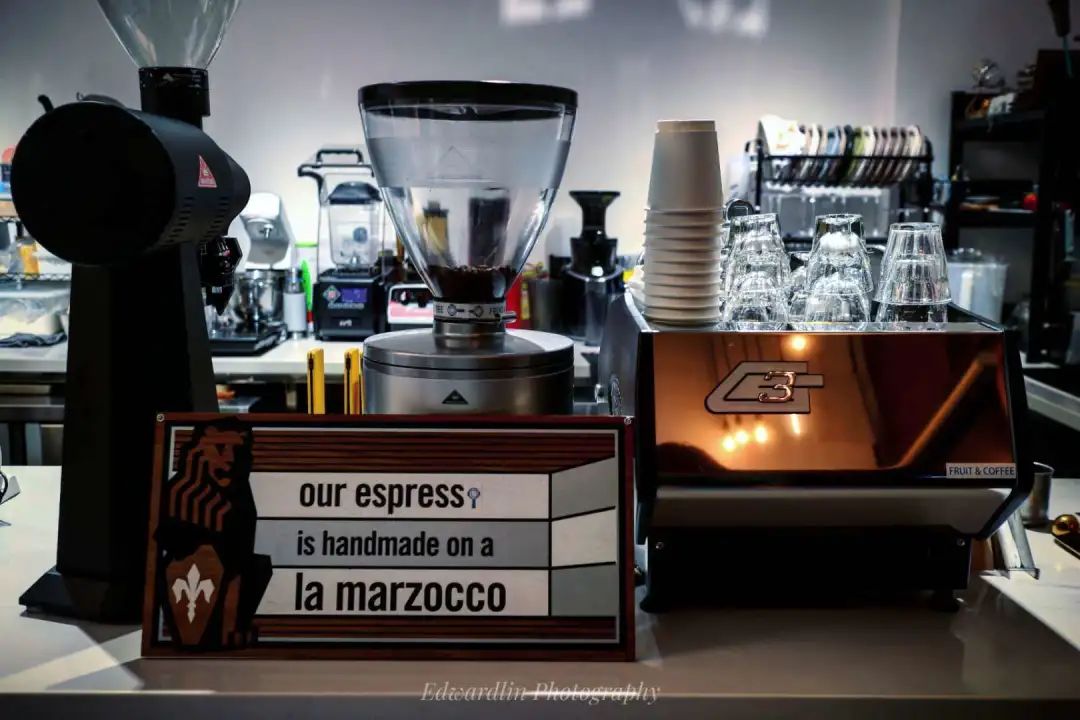 跟着小人物创意快闪打卡15家广州深圳咖啡店，1元换购燕麦奶+限量英伦奶瓶