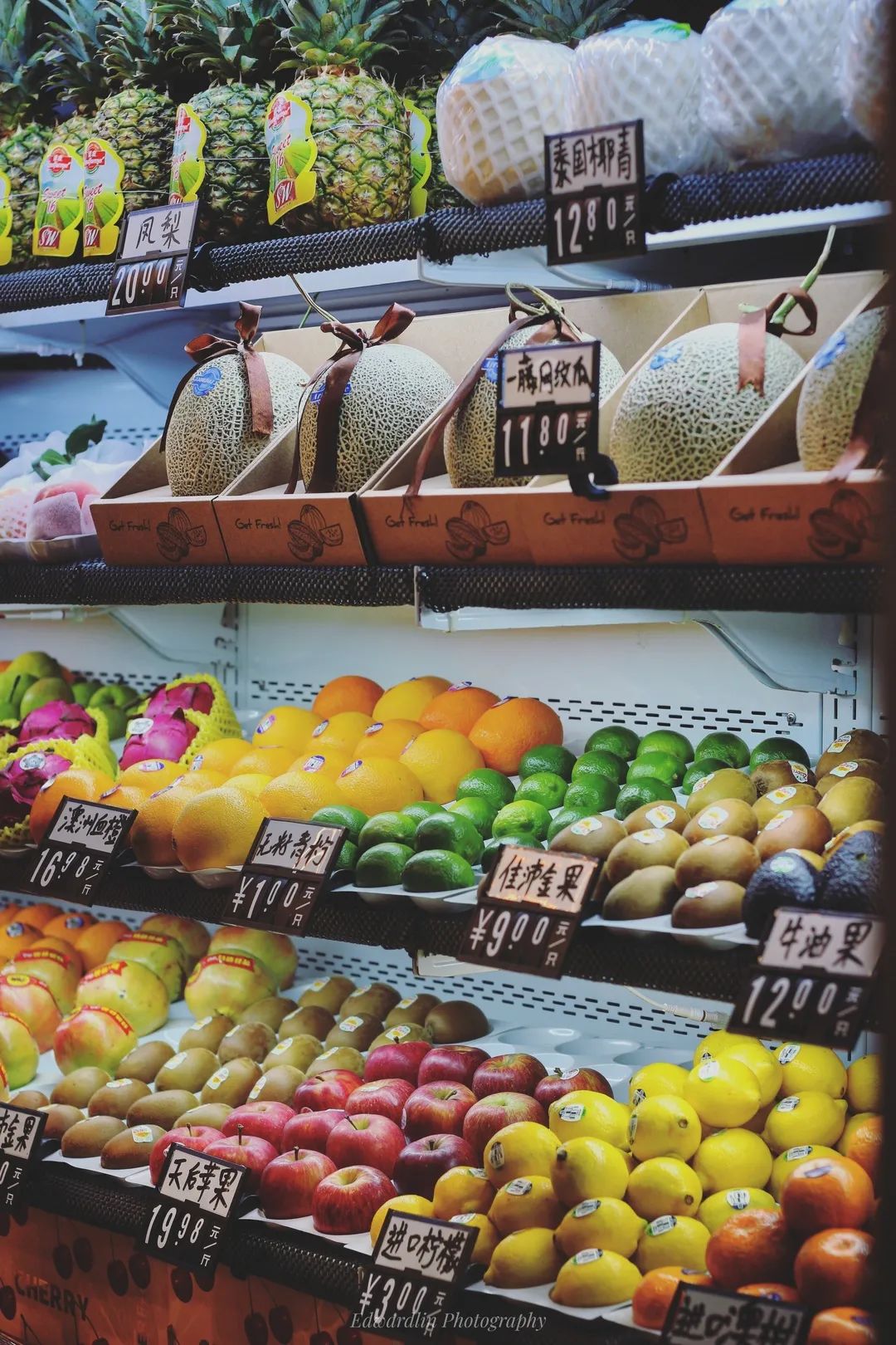 跟着小人物创意快闪打卡15家广州深圳咖啡店，1元换购燕麦奶+限量英伦奶瓶