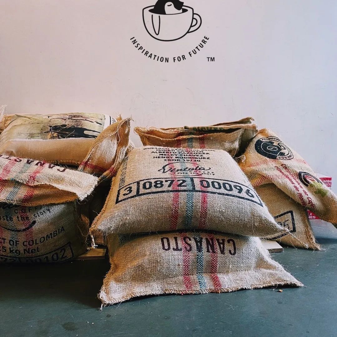 跟着小人物创意快闪打卡15家广州深圳咖啡店，1元换购燕麦奶+限量英伦奶瓶