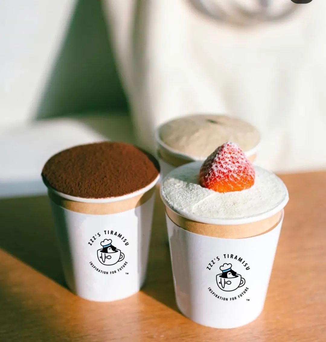 跟着小人物创意快闪打卡15家广州深圳咖啡店，1元换购燕麦奶+限量英伦奶瓶