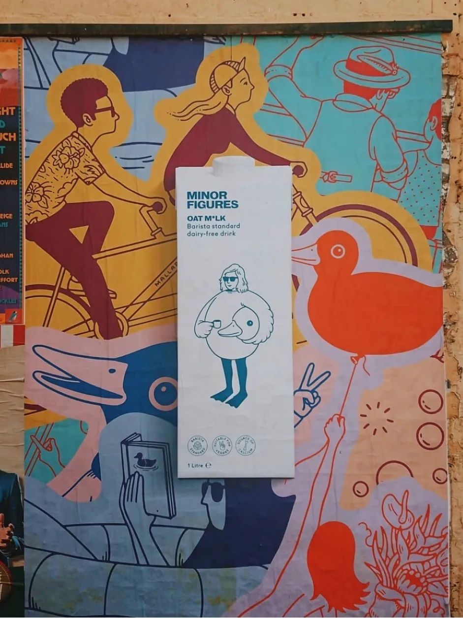 跟着小人物创意快闪打卡15家广州深圳咖啡店，1元换购燕麦奶+限量英伦奶瓶