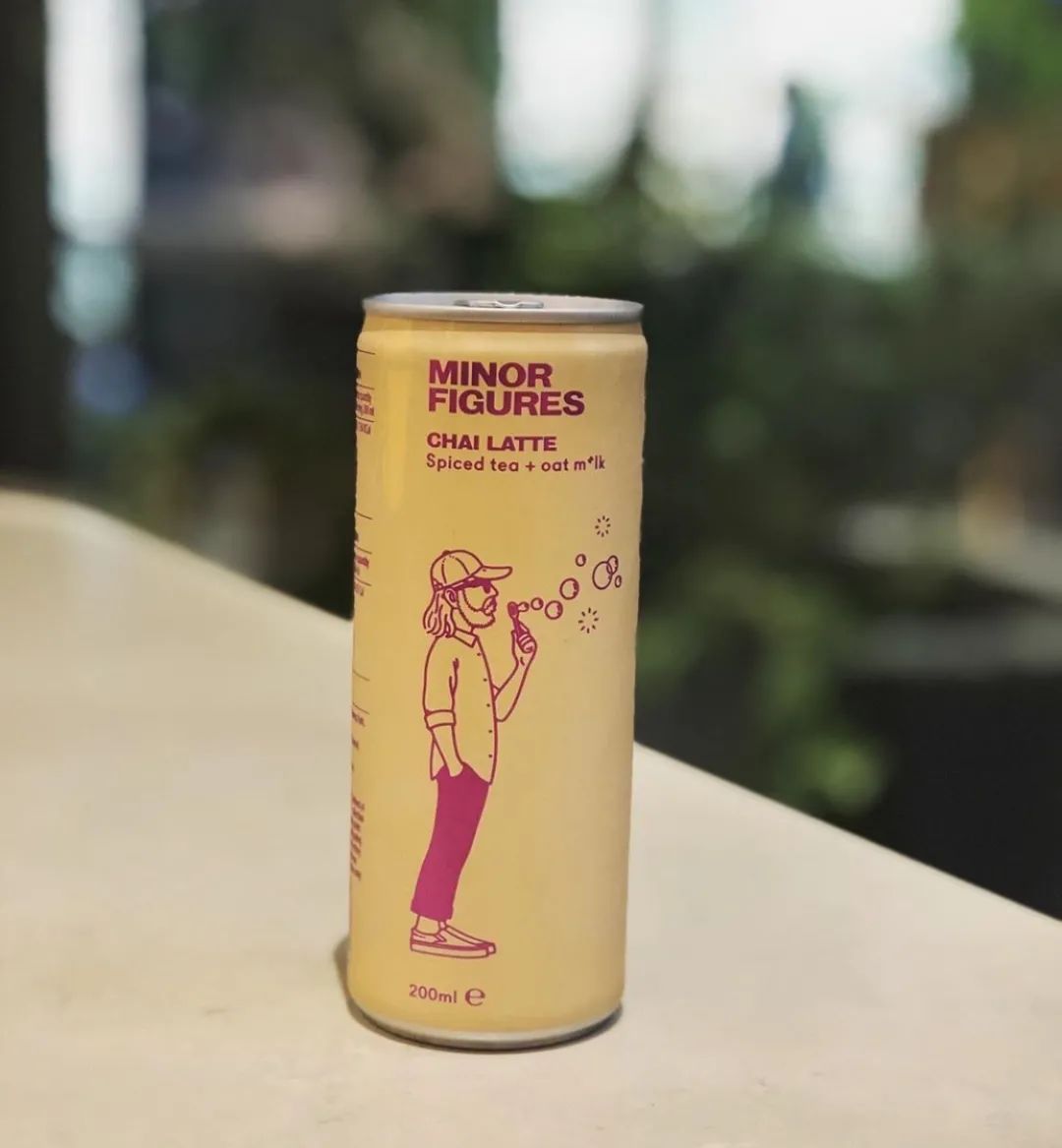 跟着小人物创意快闪打卡15家广州深圳咖啡店，1元换购燕麦奶+限量英伦奶瓶