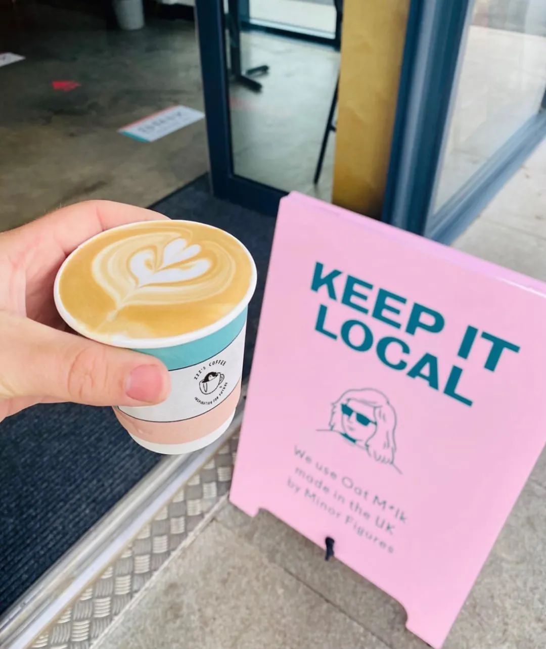 跟着小人物创意快闪打卡15家广州深圳咖啡店，1元换购燕麦奶+限量英伦奶瓶