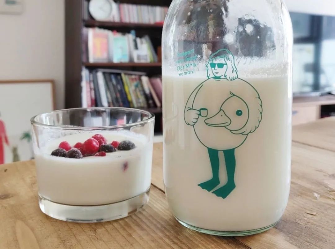 跟着小人物创意快闪打卡15家广州深圳咖啡店，1元换购燕麦奶+限量英伦奶瓶