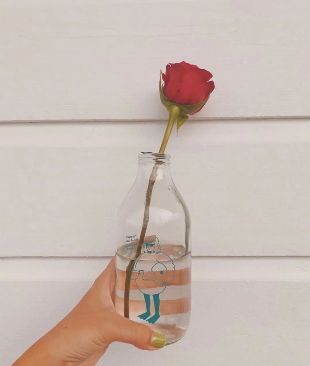 跟着小人物创意快闪打卡15家广州深圳咖啡店，1元换购燕麦奶+限量英伦奶瓶