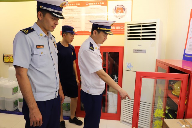 消防开展人员密集场所夜查行动,消防大队安全集中排查