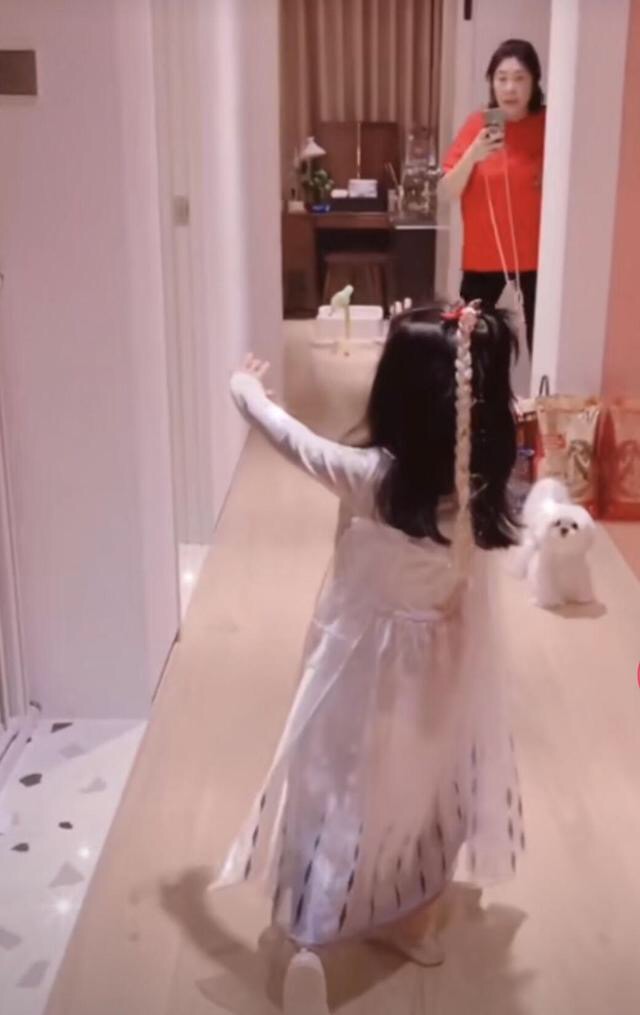 陈赫老婆张子萱晒女儿萌照，奶奶意外出镜，互动曝光婆媳关系