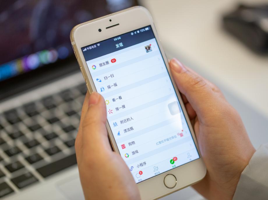 因感情纠纷女人疯狂辱骂男方,感情纠纷两女子大打出手